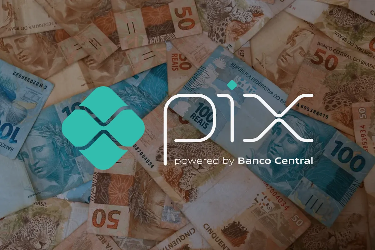 Símbolo do Pix com cédulas de real ao fundo, demonstrando pagamentos e transferências financeiras no Brasil