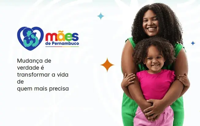 Imagem de mãe e filha sorrindo, representando o apoio do Programa Mães de Pernambuco a mulheres em situação de vulnerabilidade social.