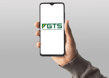Logo do FGTS exibido na tela de um celular