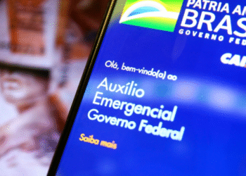 Tela de celular exibindo o aplicativo do Auxílio Emergencial do Governo Federal.