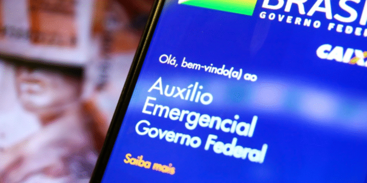Tela de celular exibindo o aplicativo do Auxílio Emergencial do Governo Federal.