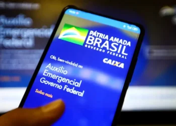 Tela do aplicativo Caixa mostrando informações sobre o Auxílio Emergencial e como consultar CPF.