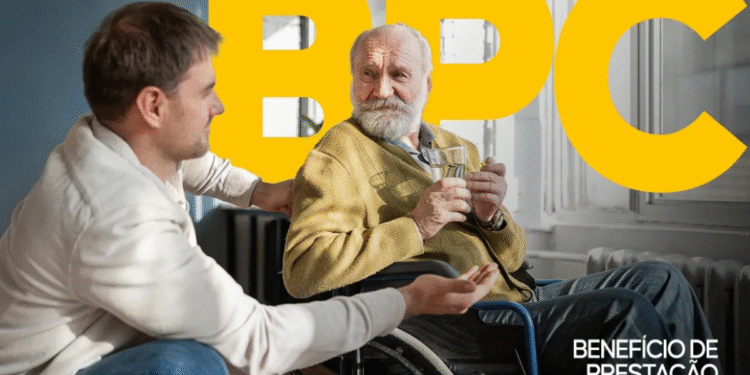 Idoso em cadeira de rodas recebendo apoio de um homem, com texto BPC ao fundo.