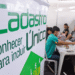 Pessoas sendo atendidas durante o cadastramento no CadÚnico.