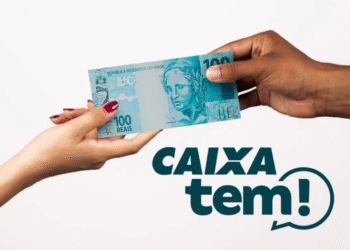 Duas mãos trocando uma nota de 100 reais com o logo Caixa Tem ao lado.
