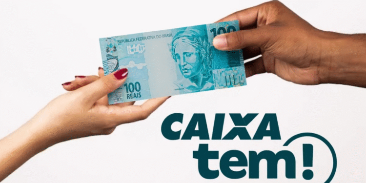 Duas mãos trocando uma nota de 100 reais com o logo Caixa Tem ao lado.