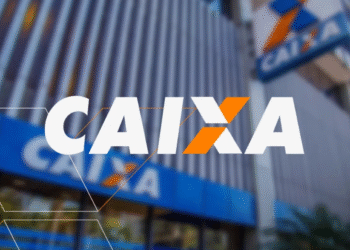 Logo da Caixa Econômica Federal em prédio de agência.