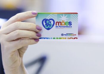 Cartão do Programa Mães de Pernambuco, oferecendo auxílio financeiro para mulheres em situação de vulnerabilidade social.