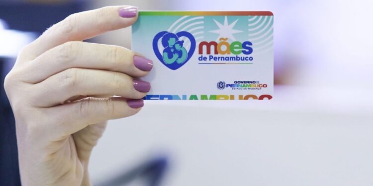 Cartão do Programa Mães de Pernambuco, oferecendo auxílio financeiro para mulheres em situação de vulnerabilidade social.
