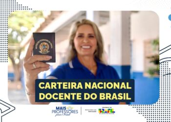 Mulher segurando carteira nacional do docente com fundo institucional do Ministério da Educação.