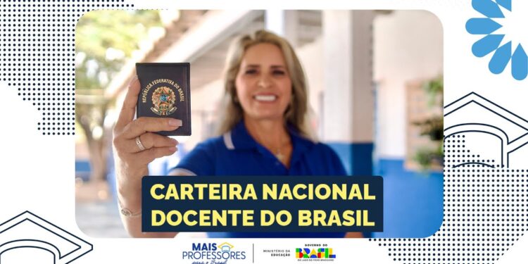 Mulher segurando carteira nacional do docente com fundo institucional do Ministério da Educação.