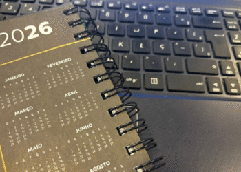 Calendário de 2026 sobre teclado de computador.
