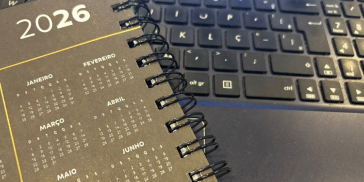 Calendário de 2026 sobre teclado de computador.