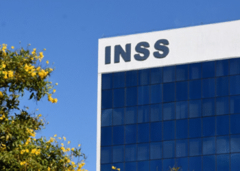 Últimos pagamentos do INSS de setembro caem na conta nesta semana, prédio do INSS com árvore ao lado.