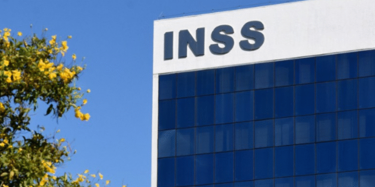Últimos pagamentos do INSS de setembro caem na conta nesta semana, prédio do INSS com árvore ao lado.