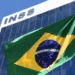 Fachada do prédio do INSS com bandeira do Brasil ao vento.