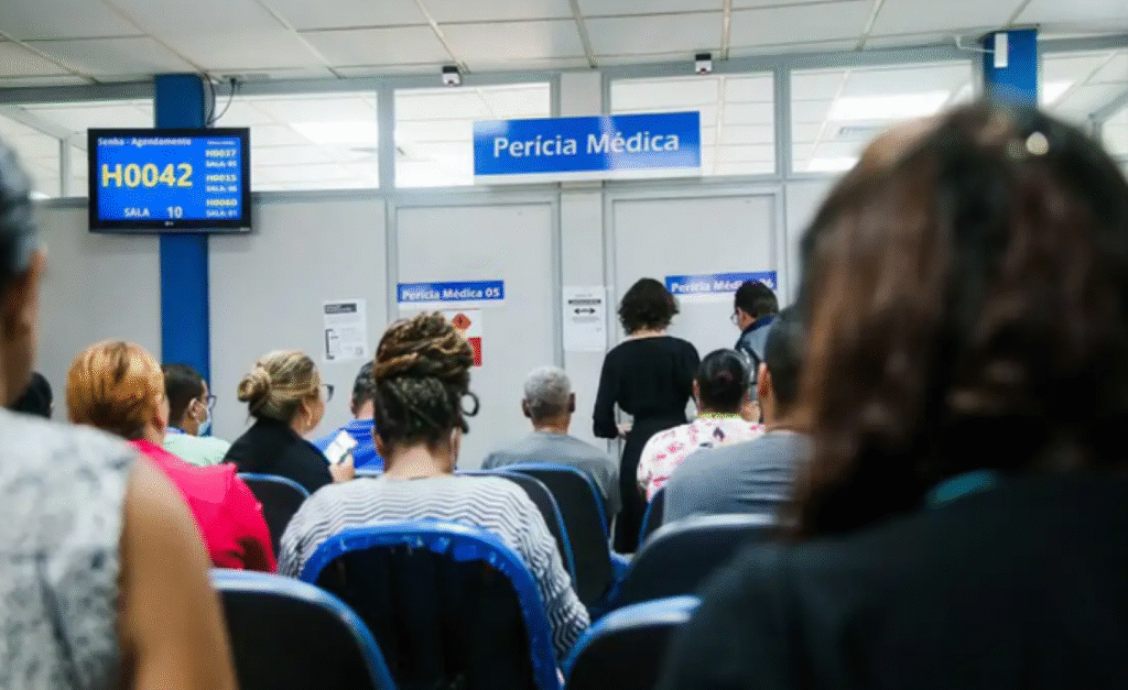 Pessoas aguardam atendimento na área de perícia médica do INSS.