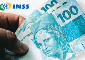 Mão segurando notas de 100 reais ao lado do logotipo do INSS.