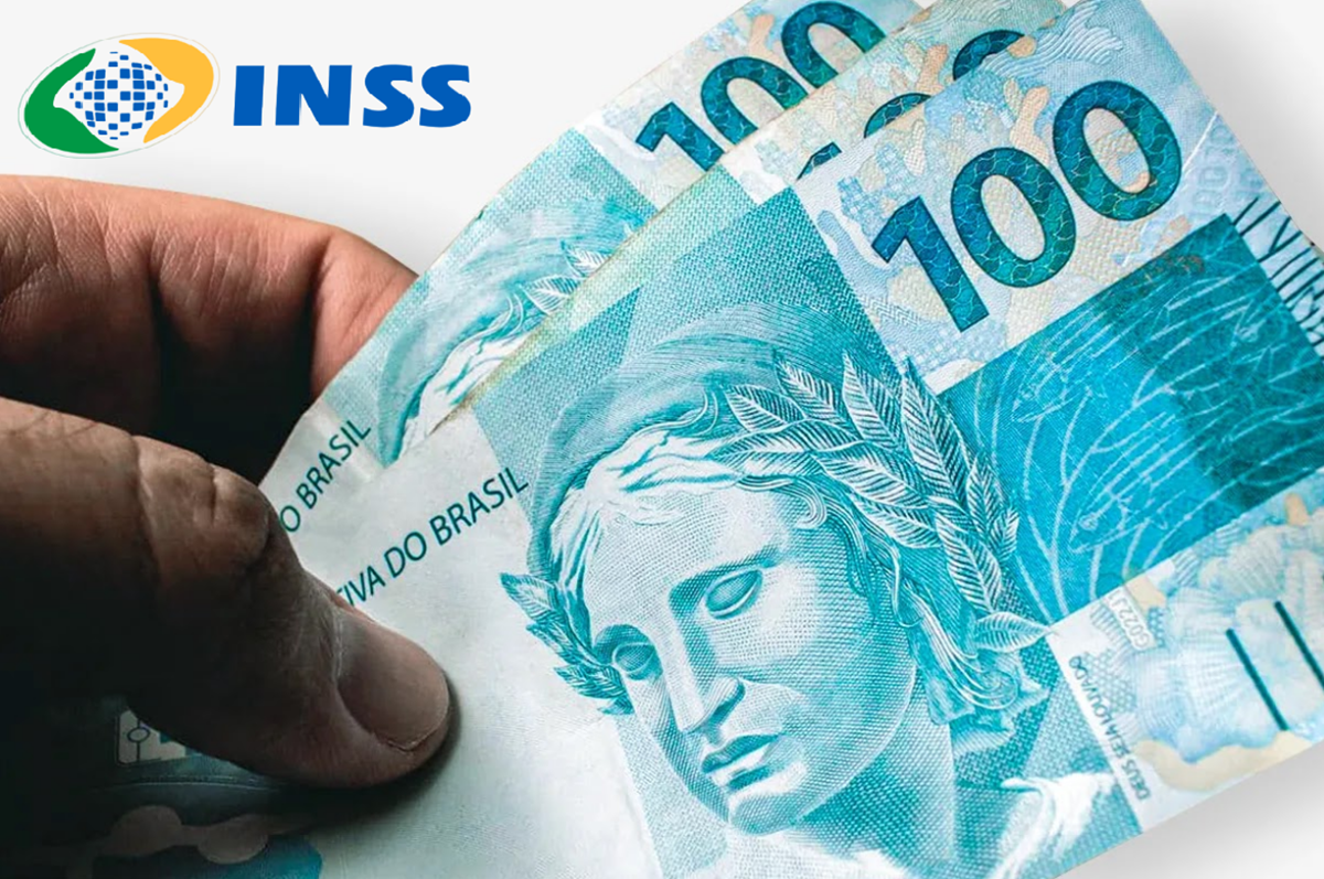 Mão segurando cédulas de 100 reais com logo do INSS no canto superior esquerdo