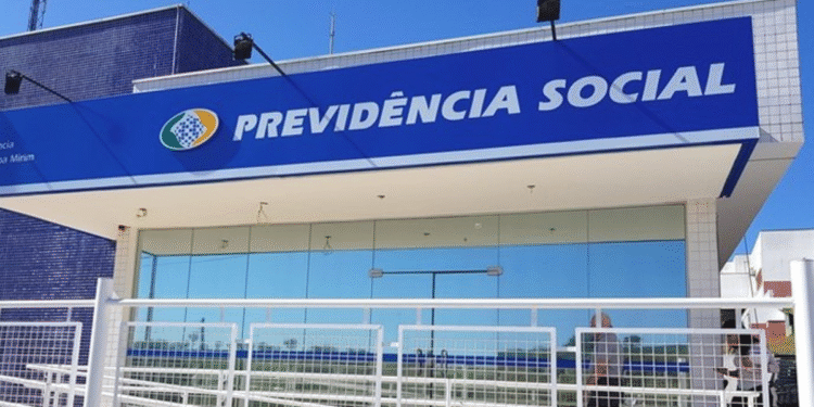 Fachada da agência da Previdência Social com placa azul e letreiro branco.