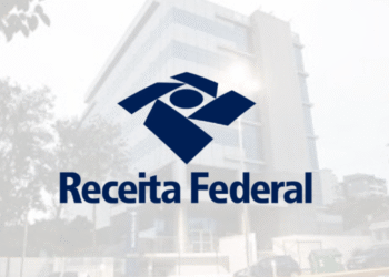 Logotipo da Receita Federal em destaque sobre fachada de prédio.