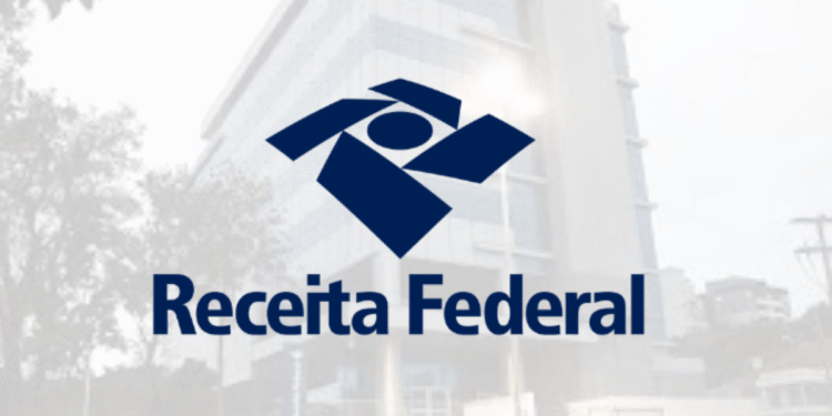 Logotipo da Receita Federal em destaque sobre fachada de prédio.