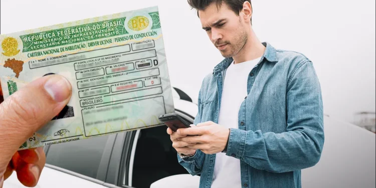Um homem branco segura seu celular ao lado de um carro enquanto outro detalhe mostra a nova Carteira Nacional de Habilitação (CNH) brasileira em primeiro plano.