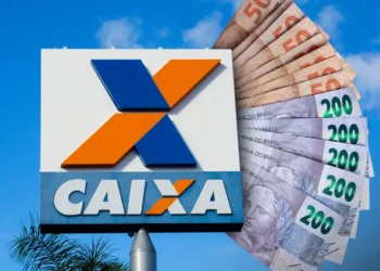 Caixa Econômica com cédulas de real em destaque