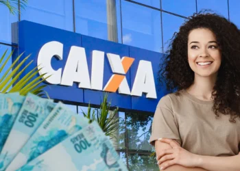 Mulher sorridente em frente à agência da CAIXA com cédulas de R$ 100 espalhadas, simbolizando o saque de valores esquecidos do FGTS ou Abono.