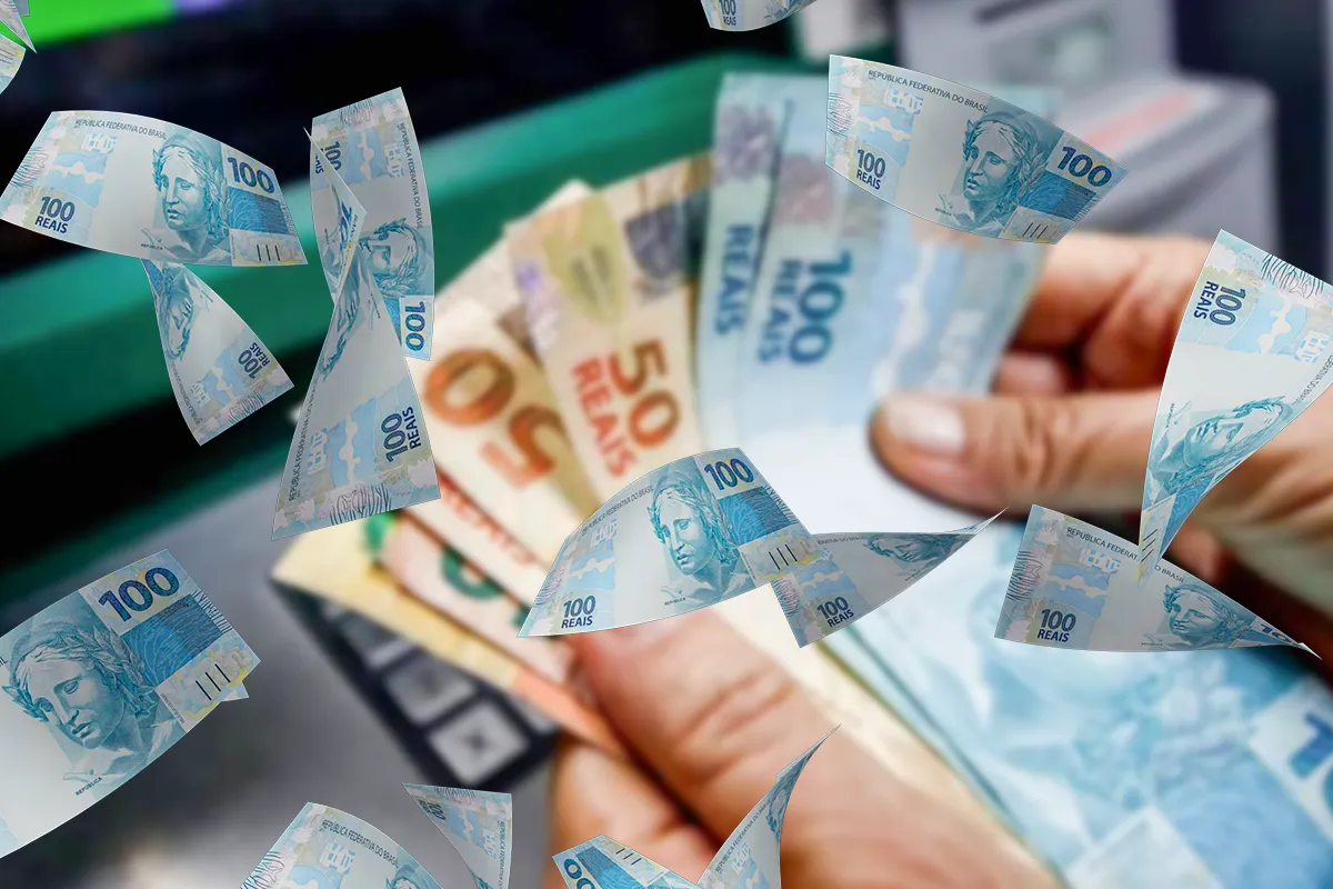Mãos segurando notas de R$ 100 e R$ 50, com mais notas de R$ 100 flutuando, ilustrando o saque de um benefício.