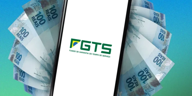 Smartphone exibindo o logo do FGTS em sua tela, sobreposto a notas de R$ 100 espalhadas, simbolizando o acesso digital a fundos e saques do benefício.