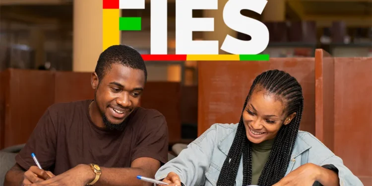 Dois estudantes negros sorridentes estudando juntos com livros abertos em uma biblioteca ou sala de estudos, com logo FIES ao fundo