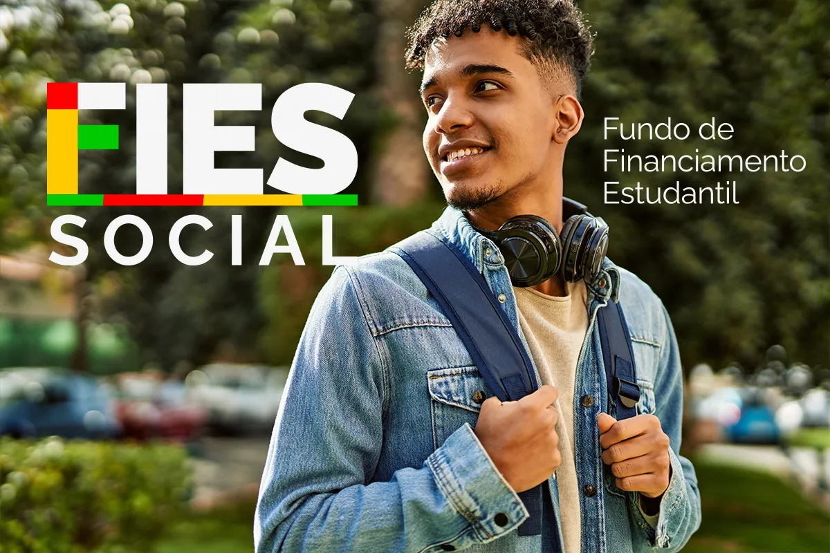 Jovem sorridente com mochila e fones, exemplificando o FIES Social de financiamento estudantil.