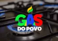 Chama azul do fogão acesa com o logotipo em destaque “GÁS DO POVO” em cores verde, azul e vermelho, simbolizando o benefício do vale-gás concedido pela CAIXA.