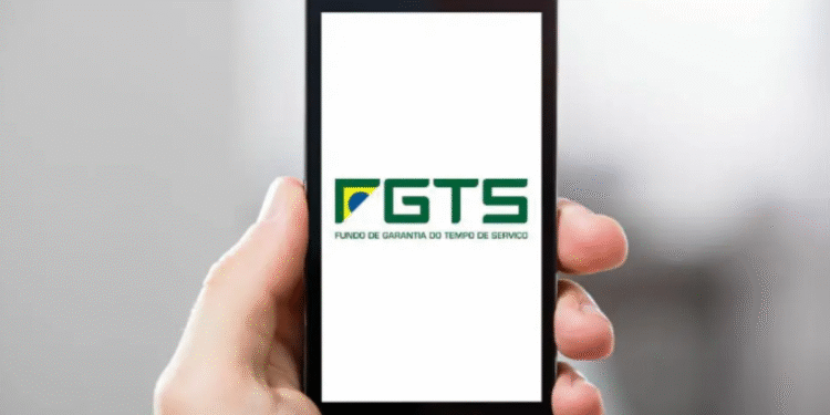 Celular na mão exibindo logotipo do FGTS - Fundo de Garantia do Tempo de Serviço