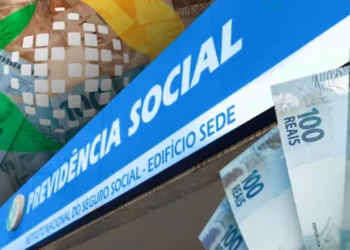 Fachada do edifício da Previdência Social com notas de dinheiro reais em destaque.