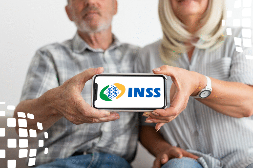 Casal de idosos segurando um celular que exibe a tela inicial do aplicativo Meu INSS, principal ferramenta de consulta para aposentadorias e benefícios.