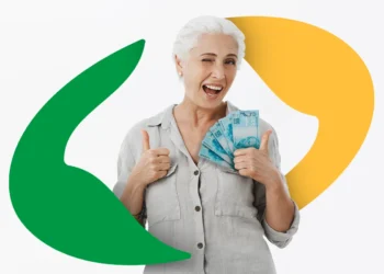 Mulher idosa sorridente segurando notas de dinheiro em frente a fundo branco com formas verdes e amarelas