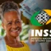 Mulher negra idosa sorridente segurando cédulas de dinheiro em frente ao logo do INSS