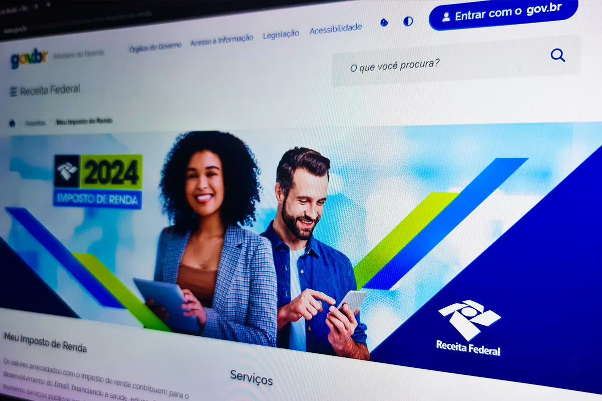 Tela do computador exibindo o site oficial da Receita Federal/gov.br, com o banner do Imposto de Renda, ilustrando o acesso online para consultar o lote residual da restituição
