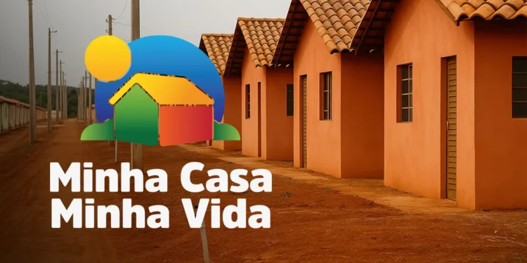 Casas populares laranjas alinhadas em rua de terra com logo do Minha Casa Minha Vida em destaque