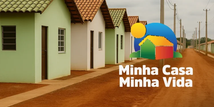 Fileiras de casas pequenas em construção no programa social Minha Casa Minha Vida com chão de terra batida