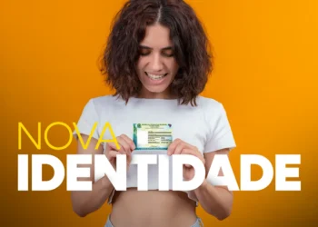 Mulher jovem e sorridente segurando a nova Carteira de Identidade Nacional (CIN) com a frase "Nova Identidade" em destaque, simbolizando a modernização do documento no Brasil.