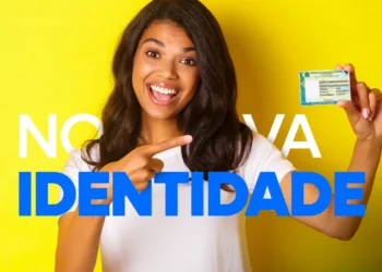 Mulher sorrindo segura e aponta para nova carteira de identidade brasileira com fundo amarelo.