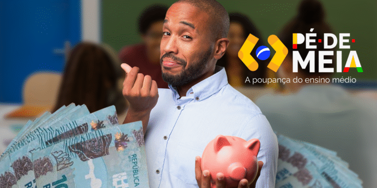 Jovem adulto segurando um cofrinho de porco e notas de R$100, simbolizando a chegada do pagamento do programa Pé-de-Meia, com estudantes ao fundo.