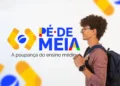 Jovem estudante segurando mochila sorrindo ao lado do logo Pé de Meia com slogan poupando para ensino médio