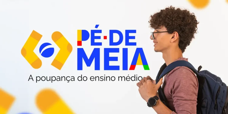 Jovem estudante segurando mochila sorrindo ao lado do logo Pé de Meia com slogan poupando para ensino médio