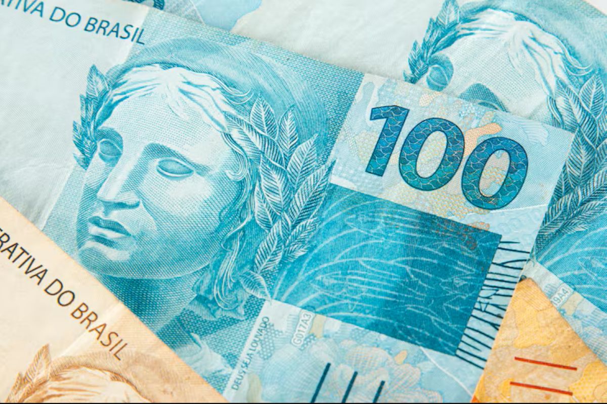 Imagem detalhada das cédulas de R$ 100, representando o benefício de R$ 200 pago a quem participa dos dois dias do ENEM.