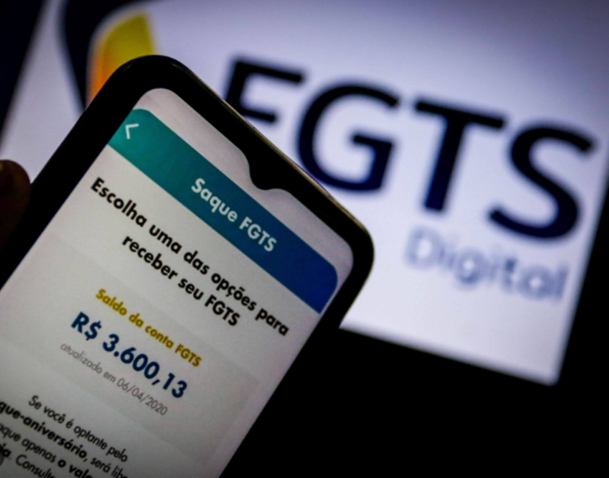 Smartphone exibindo saldo FGTS de R$ 3.600,13 e opção de saque, com logo FGTS Digital ao fundo