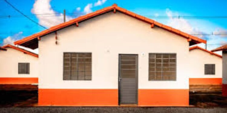 Fachada de uma casa popular com telhado laranja, representando as moradias que podem ser reformadas pelo novo programa de financiamento habitacional 'Reforma Casa Brasil' da CAIXA.